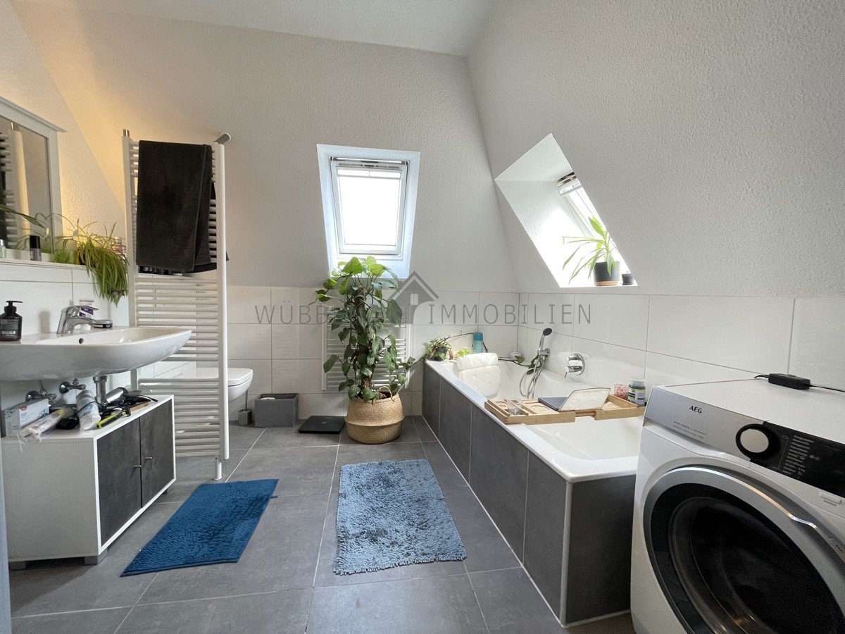 Modernes Bad en Suite mit ebenerdiger Dusche und Badewanne Whg. DG