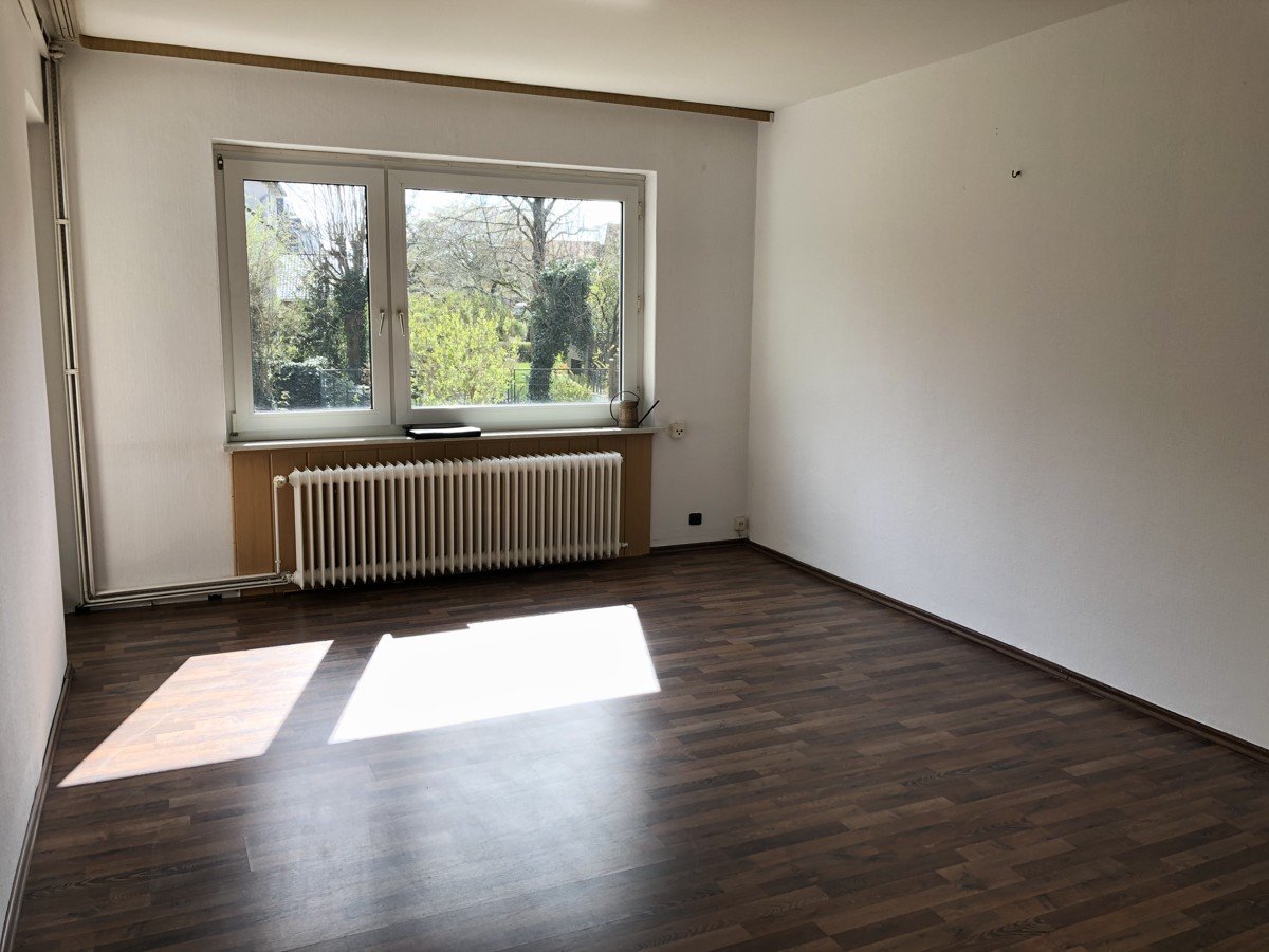 EG - Wohnzimmer mit Zugang zum Balkon