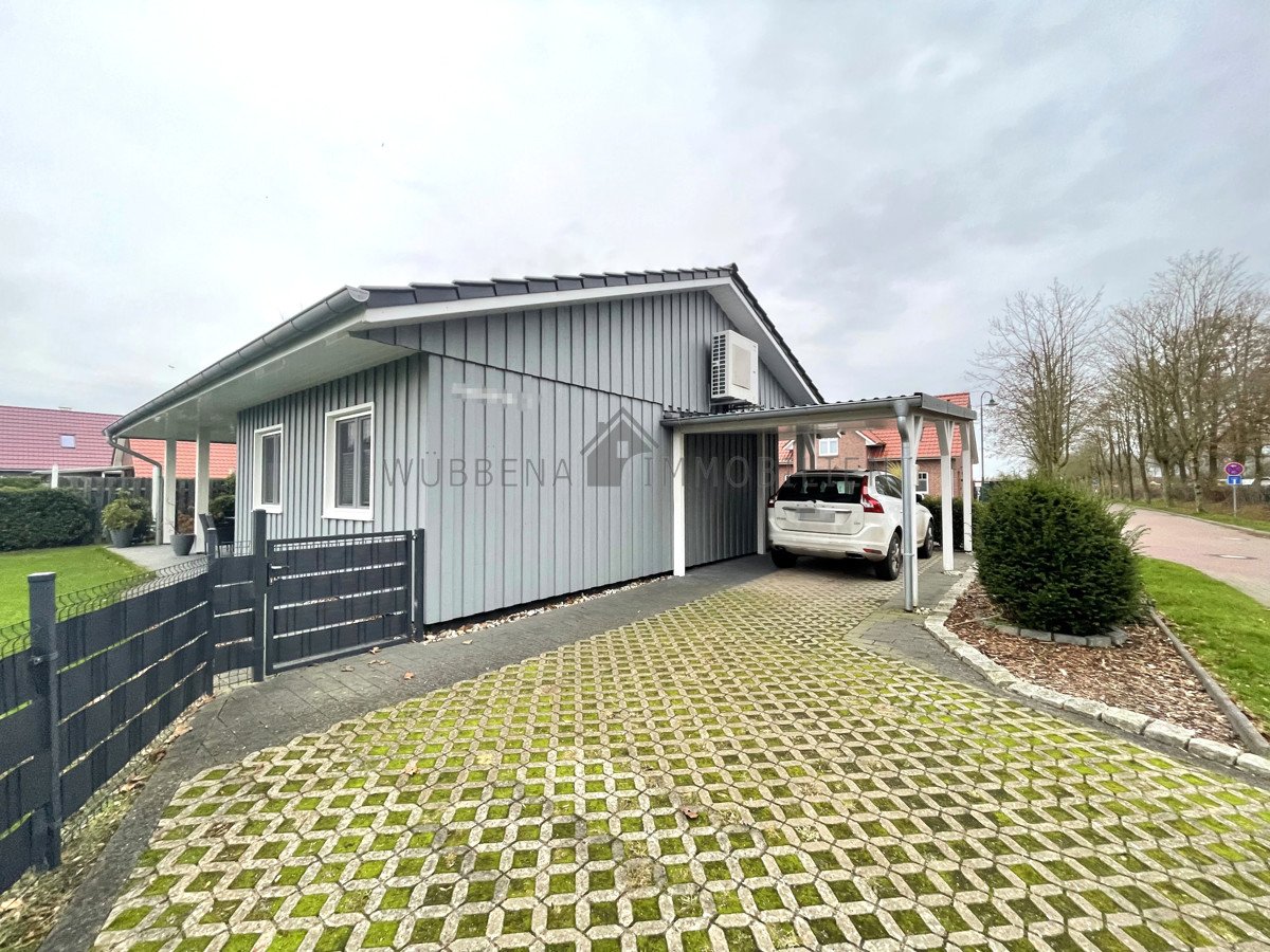 Carport und Stellplätze.