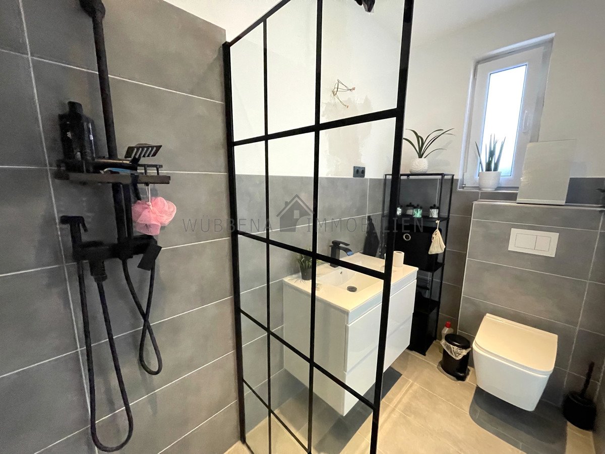 Modernes Badezimmer mit Dusche