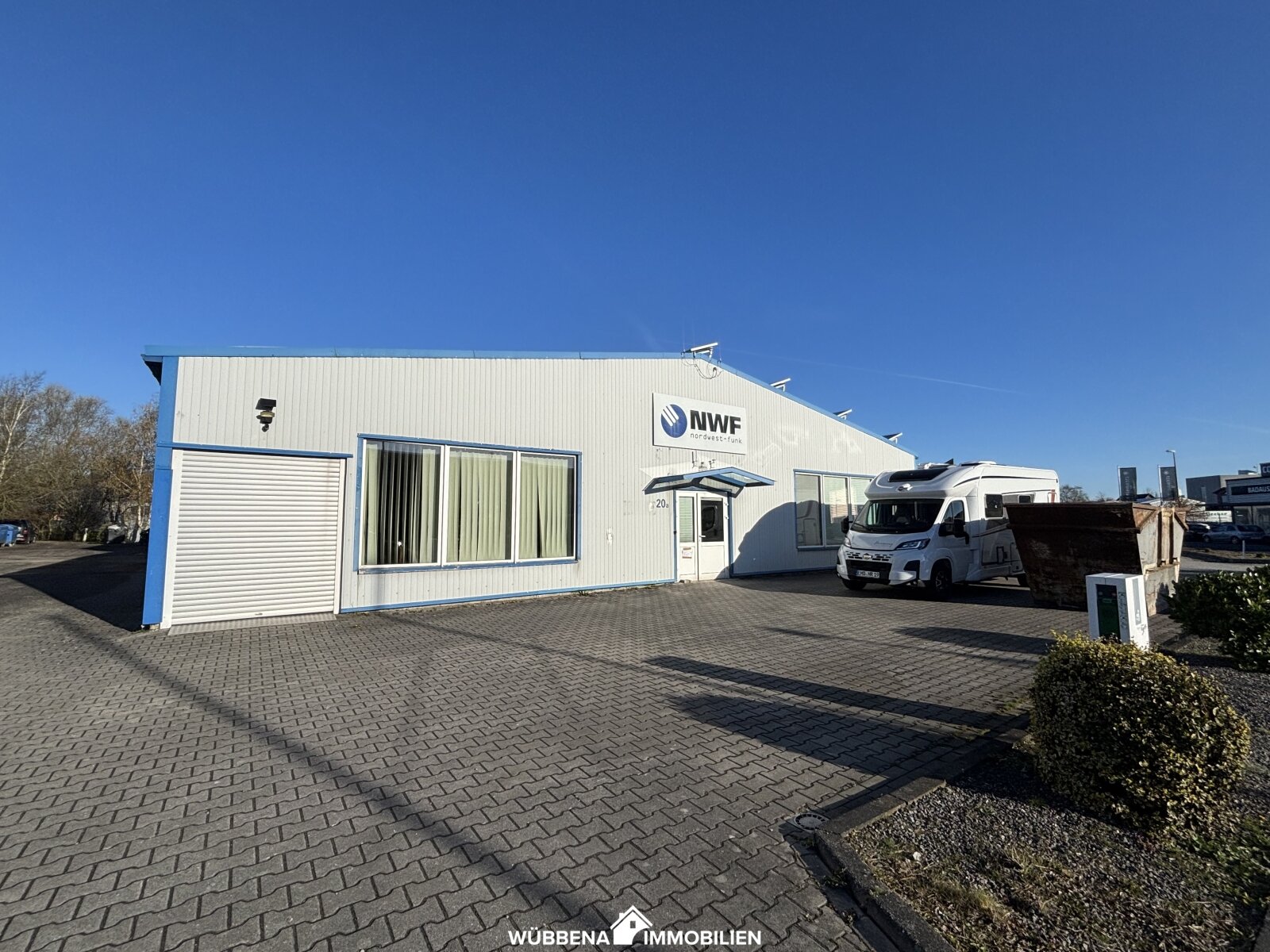 Gewerbegebiet Emden! Großzügige Halle mit Bürofläche, Stellplätzen und Tor in der Stedinger Straße zu vermieten Gewerbegebiet Emden! Großzügige Halle mit Bürofläche, Stellplätzen und Tor in der Stedinger Straße zu vermieten