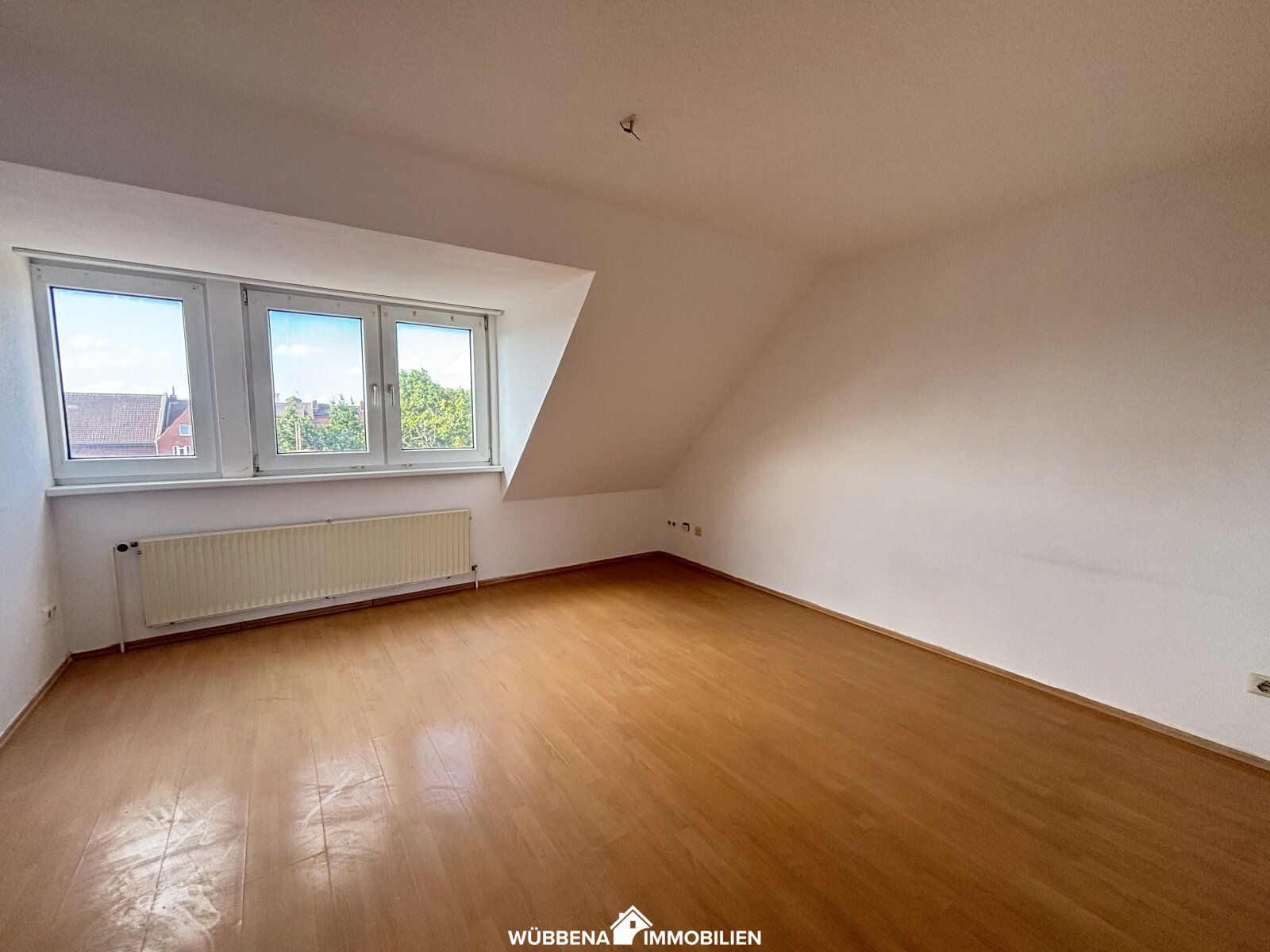 Zentrale 2-Zimmer-Dachgeschosswohnung mit Einbauküche in der Emder Innenstadt zu vermieten! Zentrale 2-Zimmer-Dachgeschosswohnung mit Einbauküche in der Emder Innenstadt zu vermieten!